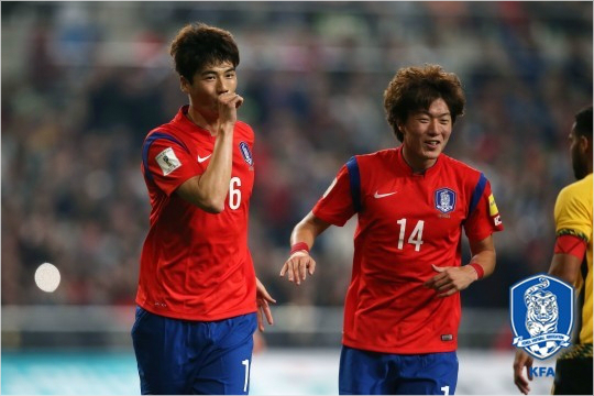 군사훈련일정까지미뤄가면서스페인,체코전을준비한기성용(왼쪽).(사진=대한축구협회제공)