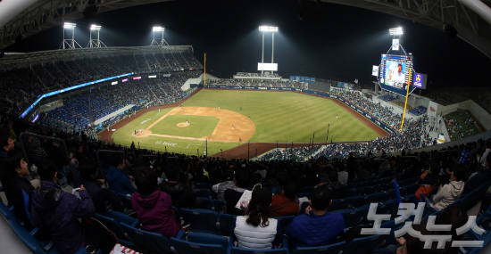 '300만이보인다!'한국야구위원회(KBO)가발표한자료에따르면'2016타이어뱅크KBO리그'가다음달1일300만관중을돌파할것으로예상된다.사진은대구수성구에위치한삼성라이온즈파크.(사진=황진환기자)