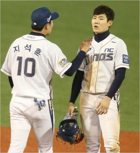 '망연자실'지난2014년LG와준플레이오프2차전에서9회결정적실책을범한NC박민우(오른쪽)를팀선배지석훈이위로하는모습.(자료사진=NC)
