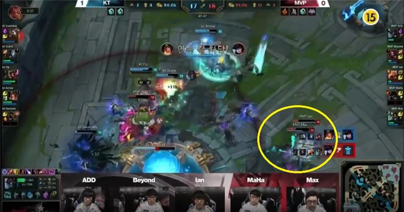 오른쪽에 빠져 있던 두 선수가 열심히 넥서스를 때렸더라면 상황이 달라지지 않았을까요(사진=네이버 영상 캡처).