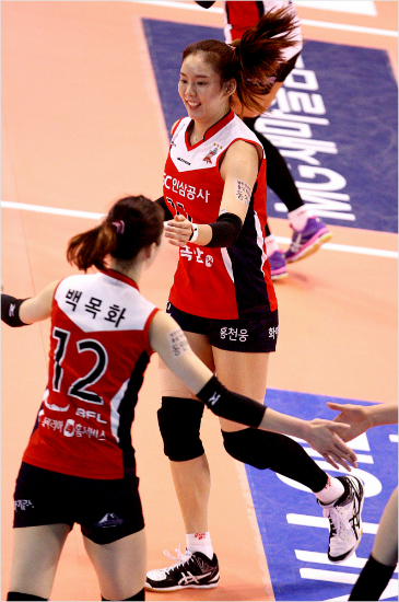 서남원감독체제로새시즌을준비하는한국인삼공사는지난시즌까지주전으로활약한레프트자원백목화,이연주와FA계약을맺지못했다.두선수는실업무대에서선수생활을이어갈계획이다.(사진=KOVO제공)