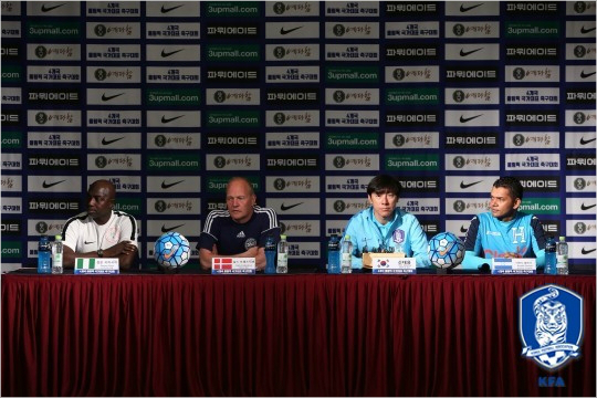 비록리우올림픽본선에서같은조에속하지는않았지만8강토너먼트부터만날가능성이있는네팀이라는점에서4개국친선대회에참가한나이지리아와덴마크,한국,온두라스의사이에는팽팽한긴장감이흘렀다.(사진=대한축구협회제공)