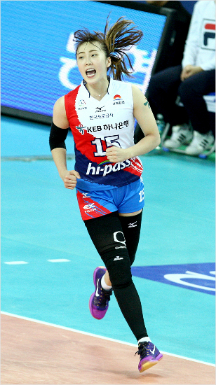 황민경은FA로한국도로공사로이적한배유나의보상선수로GS칼텍스유니폼을입는다.(사진=한국도로공사제공)