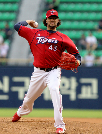 1일오후서울잠실야구장에서열린'2016타이어뱅크KBO리그'LG트윈스대KIA타이거즈경기에선발출전한KIA헥터가LG타선을향해역투하고있다.(사진=KIA타이거즈제공)