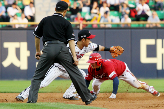 1일오후서울잠실야구장에서열린'2016타이어뱅크KBO리그'LG트윈스대KIA타이거즈경기3회초1사1루에서KIA김호령타석때1루주자이진영이도루를성공하고있다.(사진=KIA타이거즈제공)
