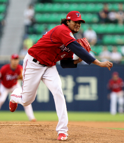 1일오후서울잠실야구장에서열린'2016타이어뱅크KBO리그'LG트윈스대KIA타이거즈경기에선발출전한KIA헥터가LG타선을향해역투하고있다.(사진=KIA타이거즈제공)