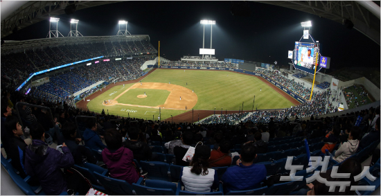 '뜨거운열기'올해프로야구는지난해보다23경기나빠른245경기만에300만관중을돌파했다.사진은대구삼성라이온즈파크에서열린‘2016타이어뱅크KBO리그'경기모습.(자료사진=황진환기자)