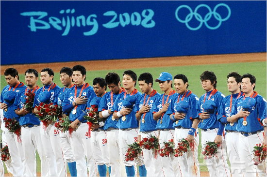 2008베이징올림픽쿠바와의야구결승전에서승리한한국야구대표팀선수들이시상대에오른모습.베이징대회를마지막으로올림픽정식종목에서제외됐던야구가2020년도쿄올림픽정식종목으로채택될것으로전망된다(자료사진=노컷뉴스)