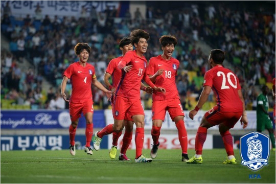 신태용올림픽축구대표팀감독은나이지리아를상대로무실점경기와결승골까지뽑은수비수최규백을승리의주역으로꼽았다.(사진=대한축구협회제공)
