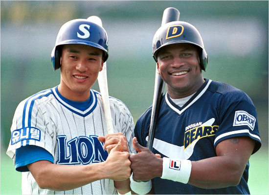 '네가최고다'지난1999년홈런왕경쟁을벌이던삼성이승엽(왼쪽)과두산타이론우즈가함께포즈를취했던모습.(자료사진=삼성)