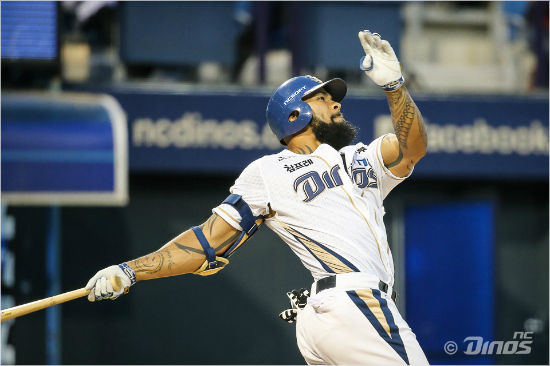 '넘어갔다'NC에릭테임즈가2일두산과홈경기에서4회상대선발유희관으로부터역대최소경기통산100홈런을날리는모습.(마산=NC)