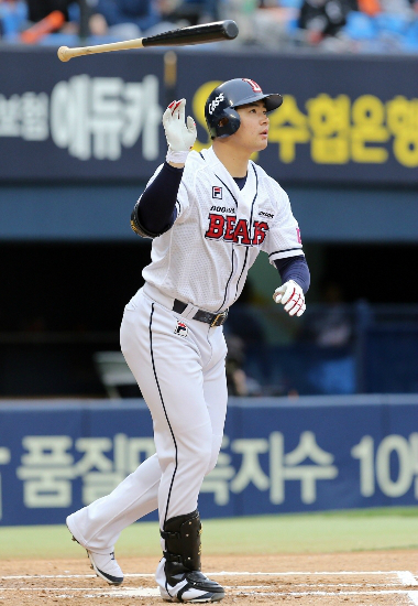'데뷔첫MVP!'한국야구위원회(KBO)는3일"두산김재환이NC에릭테임즈를1표차로제치고'2016타이어뱅크KBO리그5월MVP에선정됐다"고밝혔다.(사진=두산베어스제공)
