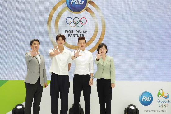 '5천만국민의힘을보여주세요!'3일영등포타임스퀘어에서한국P&G가주최한'응답하라오천만'캠페인이열렸다.행사에참여한(왼쪽부터)이베이코리아변광윤대표,가수정진운,펜싱국가대표구본길,한국P&G김주연사장이5천만을뜻하는손가락다섯개를펼쳐보이고있다.(사진=한국P&G제공)