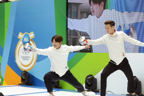 '자세어때요?'3일영등포타임스퀘어에서열린'응답하라오천만'캠페인에참석한펜싱국다대표구본길선수와가수정진운이펜싱기본자세를하고있다.(사진=한국P&G제공)