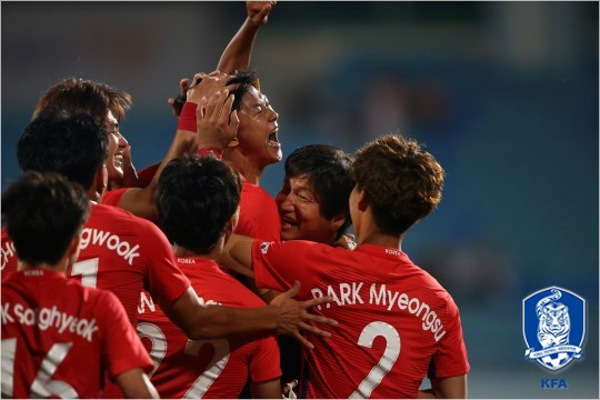 이승우(가운데)는또래사이에서기량이나스타성면에서단연돋보이는'별'이었다.(사진=대한축구협회제공)