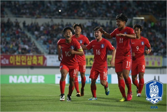 한국의승리에쐐기를박는페널티킥골을성공한이승우(왼쪽)는재치있는댄스세리머니로경기장을찾은축구팬의큰환호를이끌었다.(사진=대한축구협회제공)