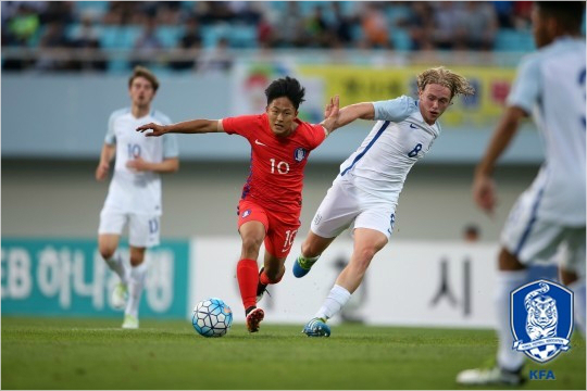 이승우를수비하는잉글랜드의주장톰데이비스(등번호8번)는소속팀에버턴유니폼을입고프리미어리그데뷔전을치른경험을가진유망주다.(사진=대한축구협회제공)