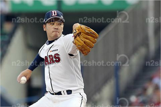 '오늘은내가니퍼트'지난달31일롯데에서이적해온두산고원준이3일SK와홈경기에서에이스더스틴니퍼트를대신해선발등판,역투를선보이는모습.(잠실=두산)