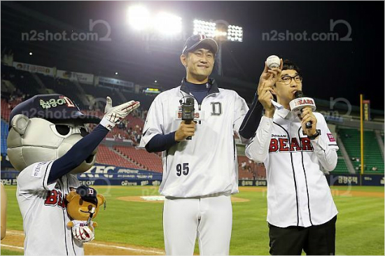 '니퍼트고마워요'지난달19일더스틴니퍼트가갑작스러운교통사고로나오지못한가운데KIA와홈경기에서데뷔첫승을올린두산홍영현.(자료사진=두산)