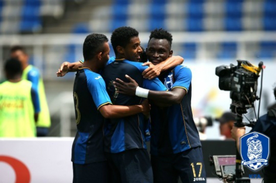 4일고양종합운동장에서열린'4개국올림픽국가대표친선경기'한국-온두라스전에서온두라스의안토니로사노가득점을기록하고동료들과기뻐하고있다.(사진=대한축구협회제공)