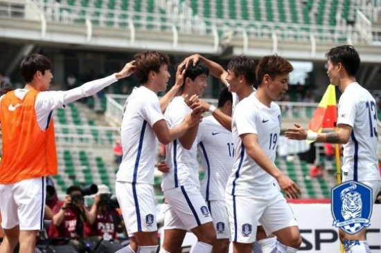 대한민국올림픽축구대표팀공격수김현이4일고양종합운동장에서열린'4개국올림픽국가대표친선경기'온두라스전에서전반35분패널티킥을성공하고동료들과기뻐하고있다.(사진=대한축구협회제공)