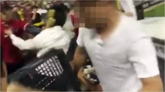 지난2일KIA-LG의잠실경기도중LG측보안요원과KIA팬들의몸싸움모습.(사진=유투브영상캡처)