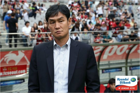 3-1로앞서다내리3골을내주고3-4로역전패한서울의심경이최용수감독의표정에고스란히담겨있다.(사진=한국프로축구연맹제공)