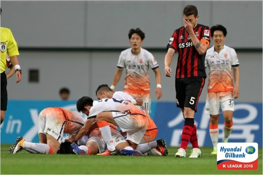 제주는후반에만6골을주고받는접전끝에서울원정에서짜릿한승리로승점3점을손에넣었다.(사진=한국프로축구연맹제공)