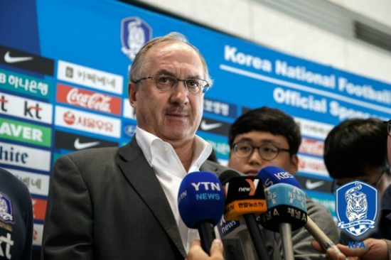 7일인천국제공항을통해입국한대한민국축구대표팀울리슈틸리케감독이석현준과윤빛가람에대해다소엇갈린평가를내놨다.(사진=대한축구협회제공)
