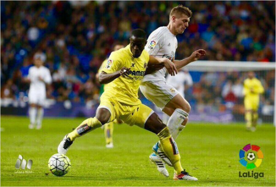 코트디부아르국가대표수비수에릭바일리(왼쪽)는맨체스터유나이티드의지휘봉을잡은주제무리뉴감독의첫번째영입선수가될전망이다.(사진=에릭바일리공식트위터갈무리)