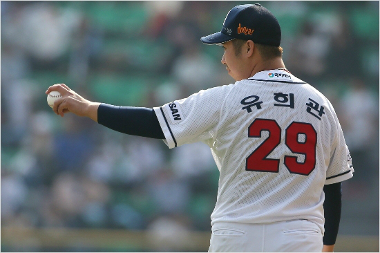 '잠실밖은위험해'두산유희관이8일수원kt위즈파크에서열린'2016타이어뱅크KBO리그'kt위즈전에선발로나와시즌첫패배를안았다.(사진=두산베어스제공)