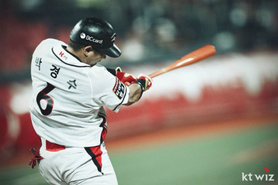 kt위즈의주장박경수가8일수원kt위즈파크에서열린'2016타이어뱅크KBO리그'두산전에서3점홈런포함총4타점을쓸어담아팀승리를이끌었다.(사진=kt위즈제공)