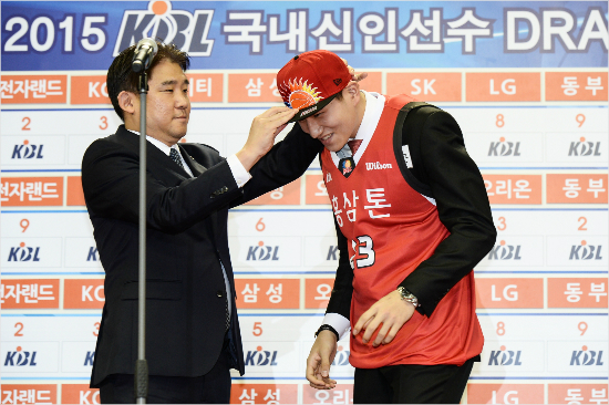 2015년신인드래프트1순위문성곤과KGC김승기감독.(사진=KBL제공)