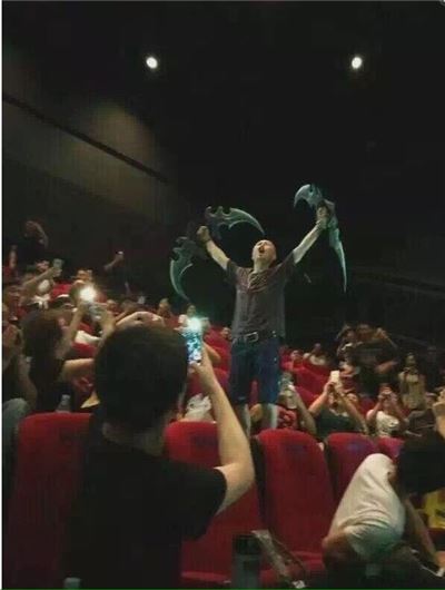 아지노스를 들고 호드를 위하여를 외치는 관람객(출처: 웨이보)