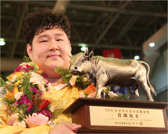 '웃음이나질않네요'현대코끼리윤성희가9일2016보은단오장사씨름대회백두장사결승전에서친구김진(증평군청)의부상기권으로우승한뒤굳은표정으로황소트로피를들고있다.(보은=대한씨름협회)