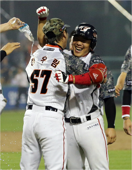 '고마워요,근우형'한화정근우가10일LG와홈경기에서연장10회말끝내기안타를때려낸뒤마무리정우람의격한축하를받는모습.(대전=한화)