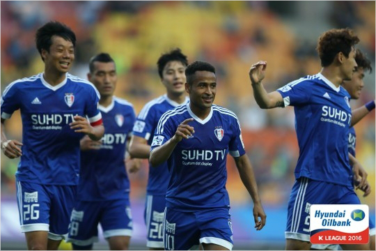 수원외국인공격수산토스는최하위인천과경기종료직전자신의두번째골을터뜨리며팀을패배위기에서구했다.(사진=한국프로축구연맹제공)