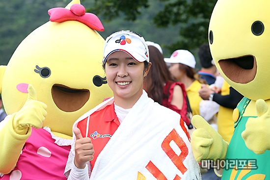 ▲박지영이S-오일챔피언스인비테이셔널최종일우승직후기념촬영을하며활짝웃고있다.제주=박태성기자
