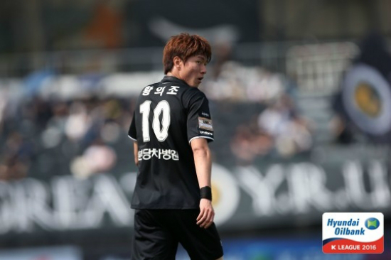 성남의황의조가12일성남탄천종합운동장에서열린'현대오일뱅크K리그클래식2016'13라운드전북전에서풀타임소화했지만인상적인활약을보이지못했다.(사진=한국프로축구연맹제공)