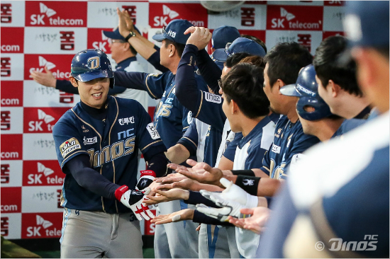 NC김성욱(왼쪽)이12일SK와원정에서8회결승3점홈런을날리고동료들의축하를받는모습.(인천=NC)