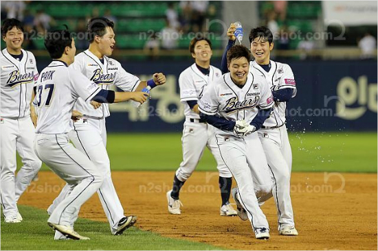 두산민병헌(오른쪽두번째)이12일롯데와홈경기에서연장끝내기안타를때려낸뒤동료들의격한축하를받는모습.(잠실=두산)