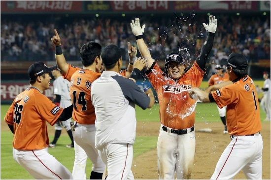 한화양성우(오른쪽두번째)가12일LG와홈경기에서끝내기희생타를때린뒤동료들의축하를받는모습.(대전=한화)