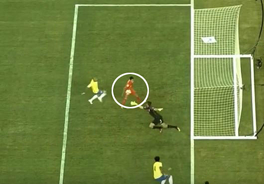 13일(한국시각)열린브라질과페루의'2016코파아메리카센테나리오'조별리그B조3차전에서페루의라울루이디아스가'신의손'논란을불러일으키는득점을기록했다.(사진=코파아메리카중계화면캡처)