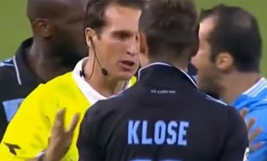 독일의미로슬라프클로제는지난2005년나폴리와의세리에A경기에서자신의손에맞고들어간골이득점으로인정되자주심에다가가양심선언을하고판정을번복시켰다.(사진=유튜브영상캡처)