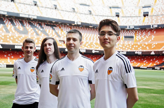 발렌시아 CF의 홈구장인 메스타야 스타디움에 서있는 하스스톤 선수들.(사진=발렌시아 CF 제공)