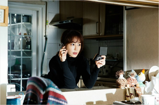 영화'트릭'에서방송에중독된아내영애역을맡은배우강예원.(사진='트릭'스틸컷)