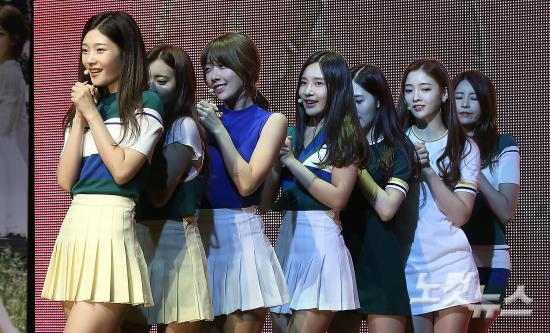 걸그룹다이아가14일오후서울마포구서교동롯데카드아트센터에서열린두번째앨범'해피엔딩'쇼케이스에서무대를선보이고있다.(사진=박종민기자)