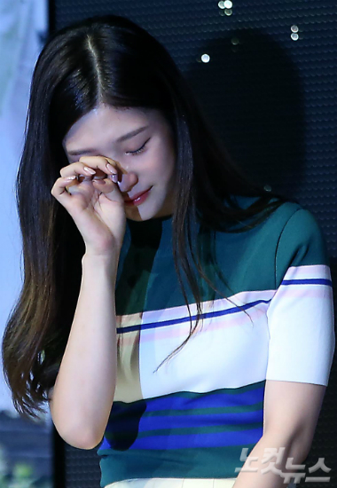 걸그룹다이아채연이14일오후서울마포구서교동롯데카드아트센터에서열린두번째앨범'해피엔딩'쇼케이스에서취재진의질문에답하던중눈물을훔치고있다.(사진=박종민기자)