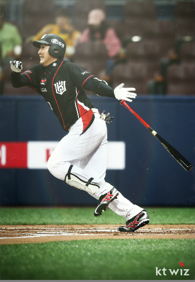 '내가돌아왔다!'kt위즈의유한준이14일'2016타이어뱅크KBO리그'한화전에서화려한복귀를알리는신호탄을쏘아올렸다.(사진=kt위즈제공)
