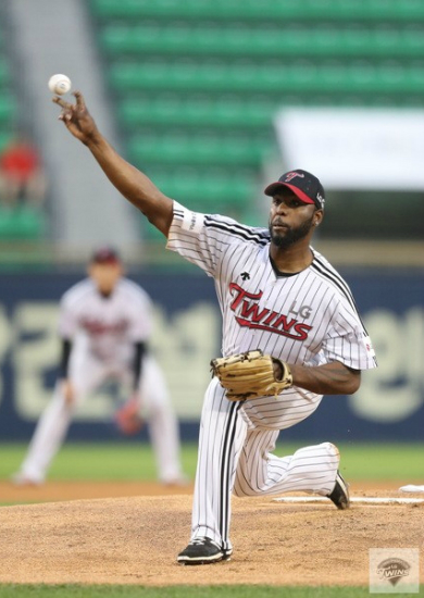 '날아간승리!'LG의헨리소사가14일잠실에서치러진'2016타이어뱅크KBO리그'NC전에선발로나서7⅓이닝2실점6피안타(1피홈런)5탈삼진2볼넷을기록하며호투했지만불펜진이무너지며승수를추가하지못했다.(사진=LG구단제공)